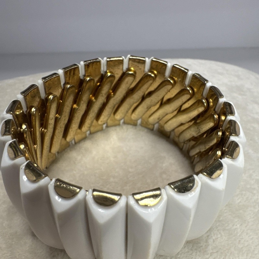 VTG Wide Gold Tone White Thermoset Acrylic‎ Faceted Expansion Bracelet - Picture 2 of 7